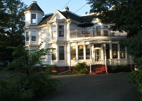 Evangeline'S Tower Bed & Breakfast Parrsboro Екстер'єр фото