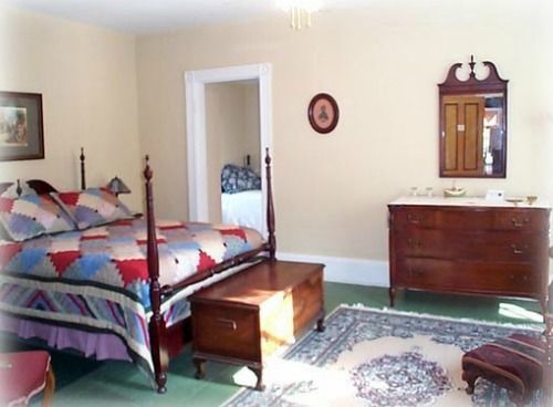 Evangeline'S Tower Bed & Breakfast Parrsboro Екстер'єр фото